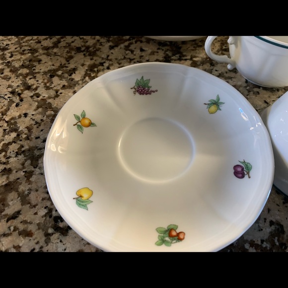 Tea cups and saucers - Picture 2 of 4